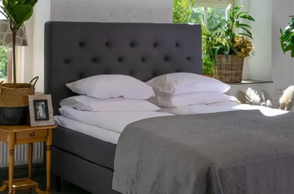 Nordstrand Home Deluxe springmadras i et soveværelse