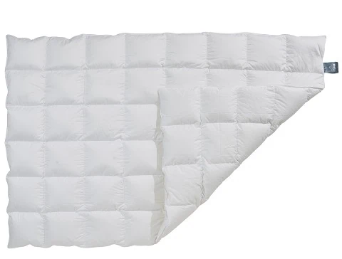 Tunø gåsedunsdyne fra Quilts Of Denmark bredt ud